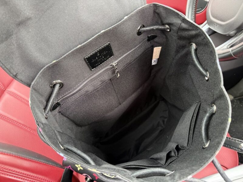 【AT9718】ルイ・ヴィトンのモノグラム柄バックパック - 高級牛革素材とmetallicカラーのデザイン | Louis Vuitton Malletier