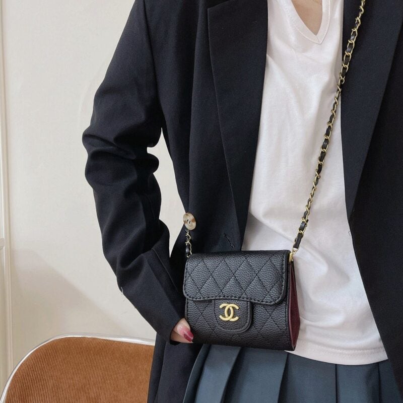 【TS120】シャネルのレディースショルダーバッグは Chanel ファッションのトレンドに敏感な女性に人気のあるブランドです。高品質なレザーを使った製品で、おしゃれで使いやすいアイテムです